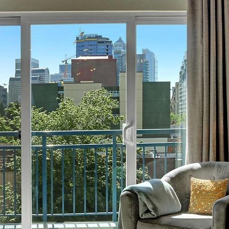 City Water View Oasis With Pool & Gym Near Cruise In Heart Of 시애틀 외부 사진