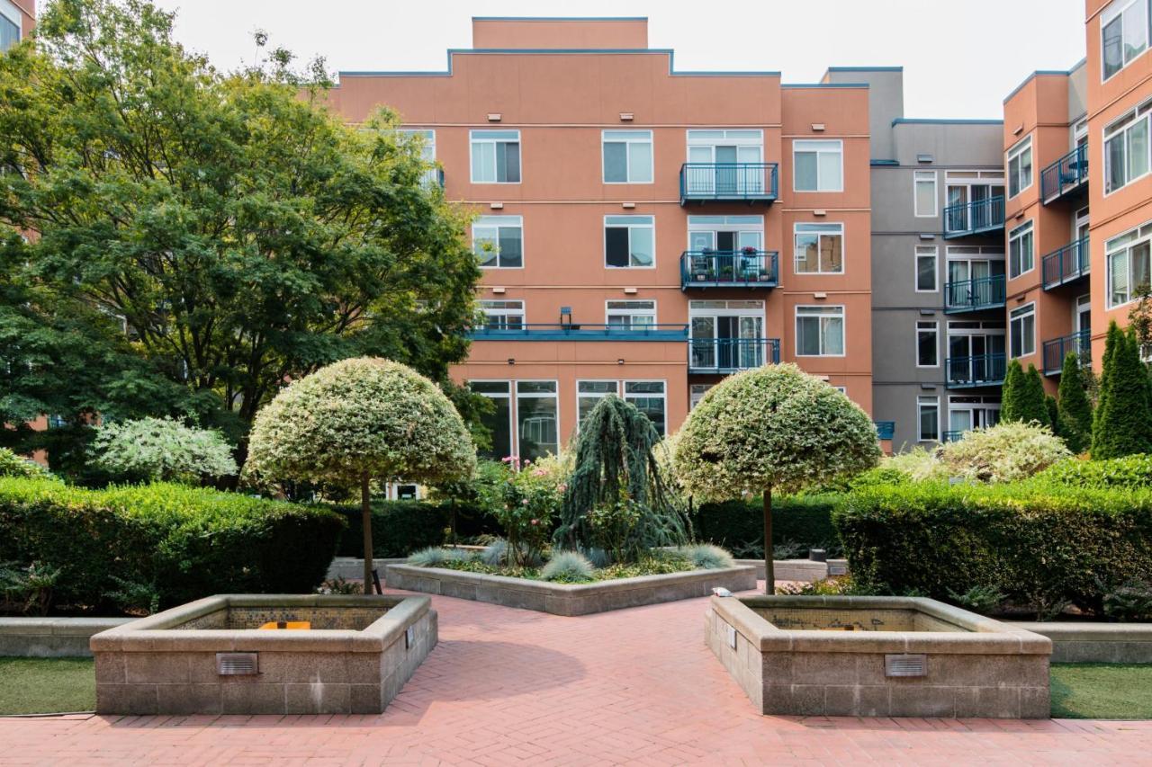 City Water View Oasis With Pool & Gym Near Cruise In Heart Of 시애틀 외부 사진