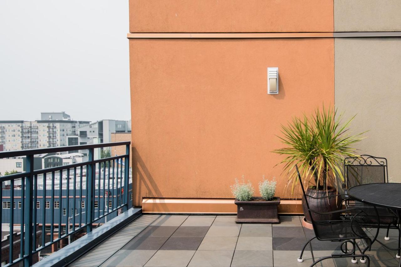 City Water View Oasis With Pool & Gym Near Cruise In Heart Of 시애틀 외부 사진