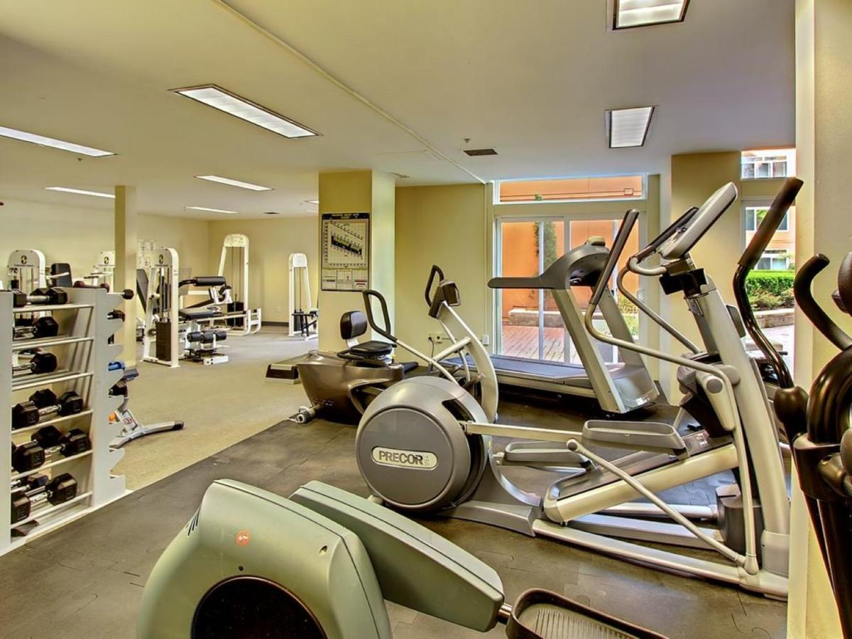 City Water View Oasis With Pool & Gym Near Cruise In Heart Of 시애틀 외부 사진