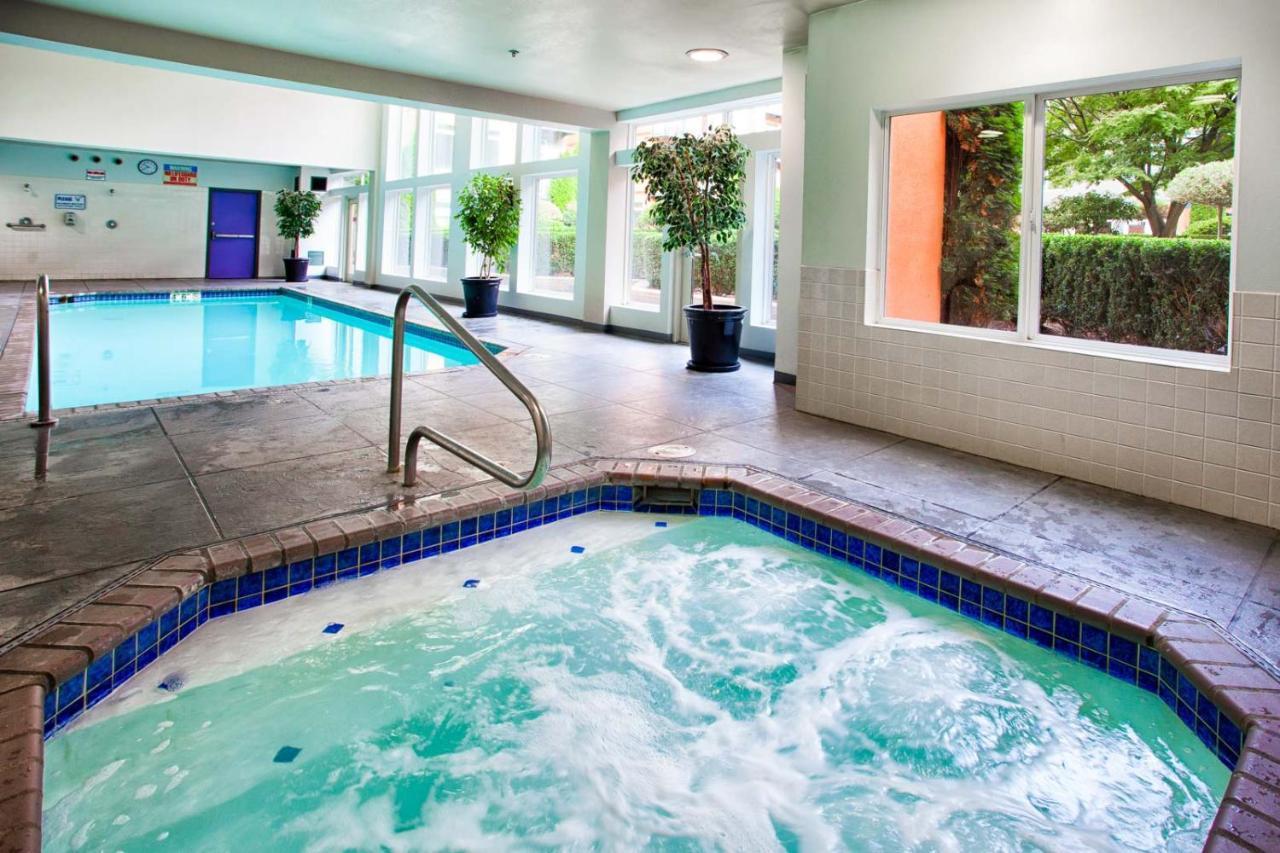 City Water View Oasis With Pool & Gym Near Cruise In Heart Of 시애틀 외부 사진